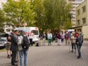 Nalevo, zády k nám, stojí pan místostrosta Jaroš a paní Čermáková. Možná to tak nevypadá, ale paní Čermáková zve pana místostarostu na svoji výstavu obrazů. Vedle sportovních výkonů totiž také nádherně maluje