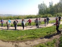 Rozcvička a za ní vystupující panorama Prahy 