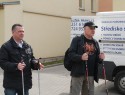 Na startu pochodu - nalevo stojí místostarosta Ing. Pavel Jaroš a vedle něj ředitel Lukáše